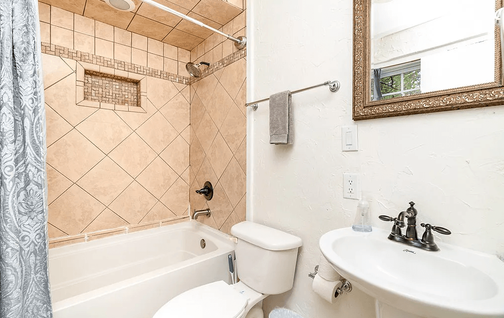 Good Vacation Rental Design - Amended Spaces - HSR - Audra Slinkey - Airbnb Design2